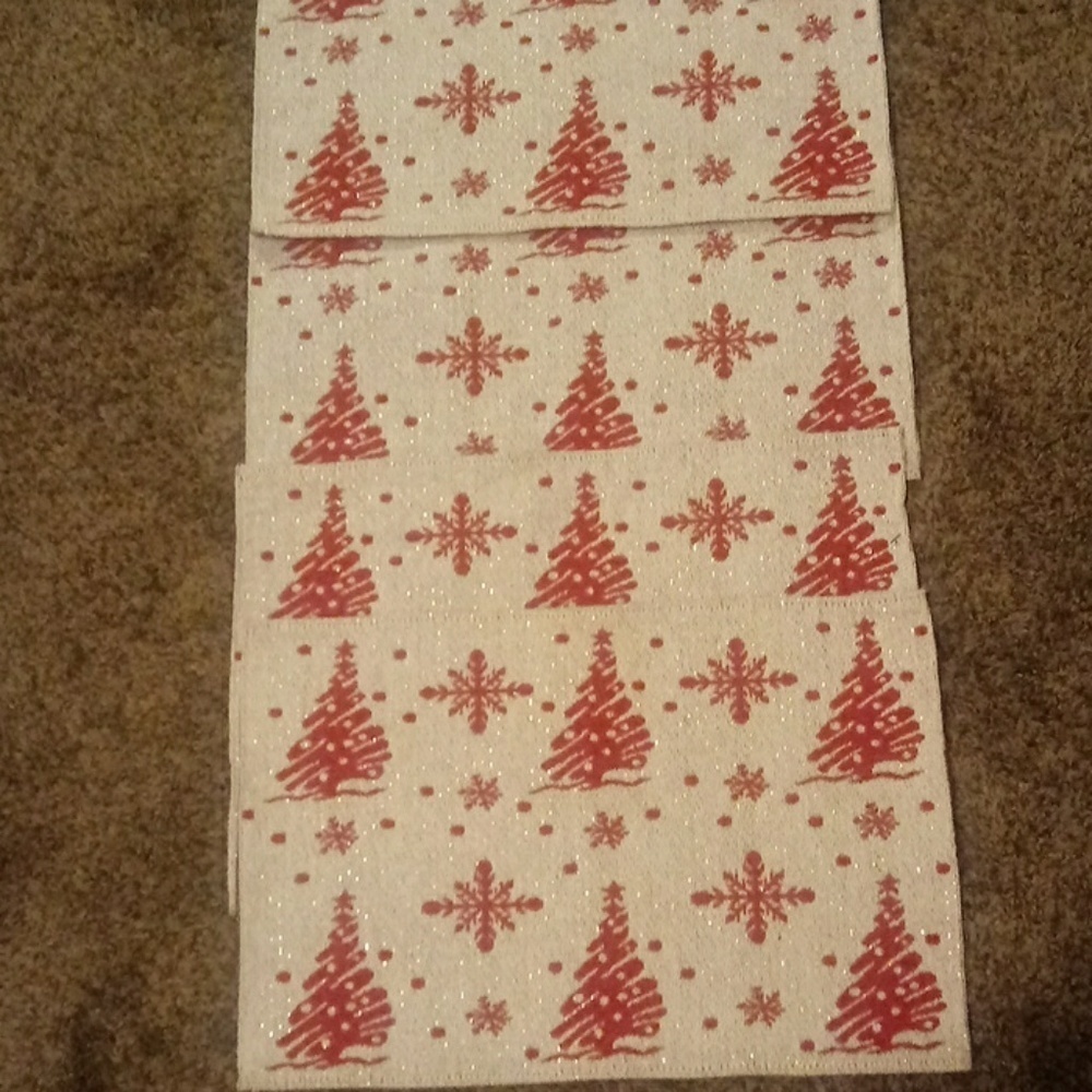 GUC SET OF 4 CHRISTMAS PLACEMATS